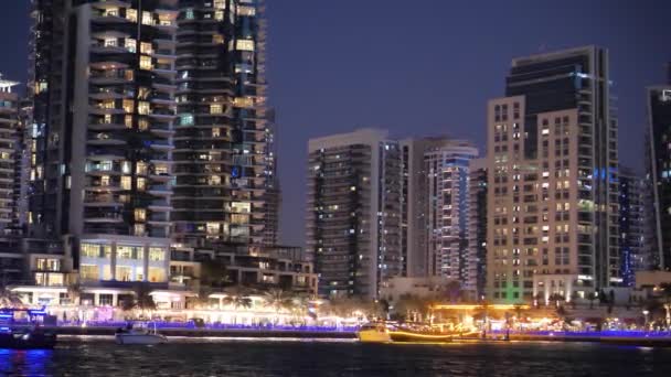 Ντουμπάι Μαρίνα Νύχτα Λαμπερά Φώτα Στους Πύργους Και Baywalk Εστιατόρια — Αρχείο Βίντεο