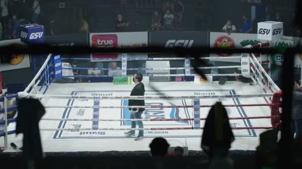 泰国曼谷Rajadamnern体育馆的环比广播员向观众介绍Muay Thai竞争者 高角度 — 图库视频影像
