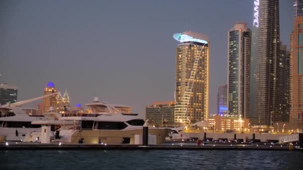 Ντουμπάι Λιμάνι Νύχτα Ακριβά Super Yachts Λαμπερό Πύργους Και Πύργους — Αρχείο Βίντεο