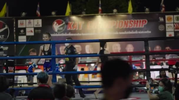 Deux Femmes Muay Thai Kick Boxers Arbitre Intérieur Anneau Banchamek — Video