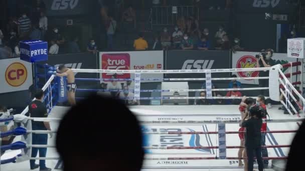 Muay Thai Boxer Mit Ihren Trainern Den Boxring Ecken Während — Stockvideo