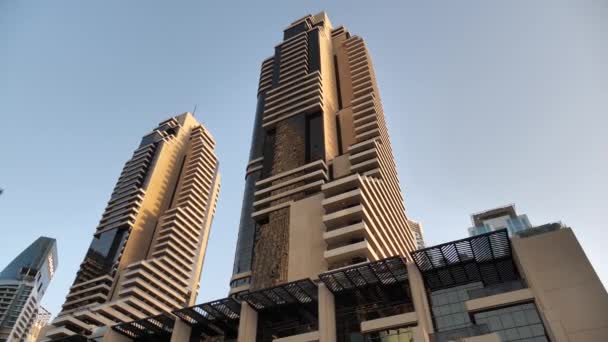 Dubai Nin Rıhtımı Ndaki Modern Residential Towers Waterway Deki Tekne — Stok video