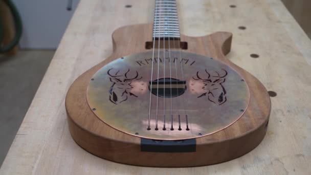 Gros Plan Guitare Résonatrice Électrique Faite Main Par Artisan Exposée — Video