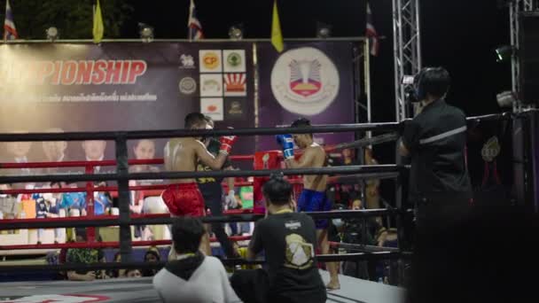 Kämpfer Boxring Während Eines Muay Thai Wettbewerbs Buakaw Village Chiang — Stockvideo