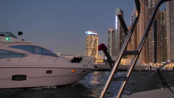 Ακριβό Ιστιοπλοΐα Γιοτ Στο Ντουμπάι Λιμάνι Νύχτα Θέα Των Waterfront — Αρχείο Βίντεο