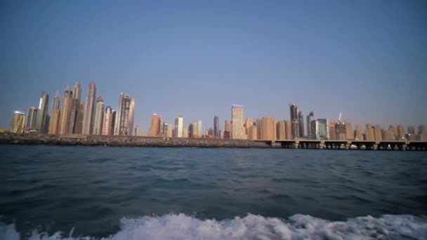 Dubai Uae Rıhtım Kuleleri Harbor Breakwater Arkasındaki Gökdelenler Hız Teknesinden — Stok video