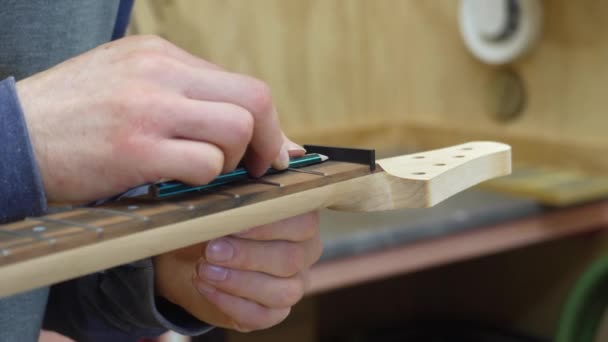 Närbild Att Göra Muttern Nybyggd Elektrisk Resonator Gitarr Långsamma Rörelser — Stockvideo