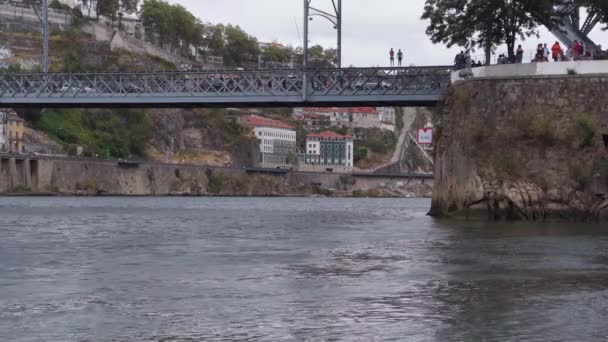 Sétálók Átkelnek Festői Dom Luis Folyami Hídon Porto Portugália — Stock videók