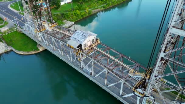 Araba Kanada Daki Welland Kanalı Nda Dikey Asansör Köprüsünden Geçiyor — Stok video