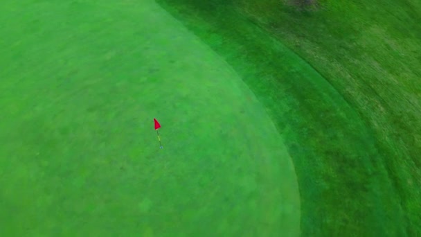 Dron Krouží Točí Kolem Vlajky Golfové Zelené Fpv Anténní Snímek — Stock video