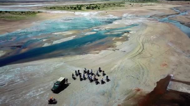 Luchtfoto Van Motorrijders Die Rondreizen Rond Het Magadi Meer Kenia — Stockvideo