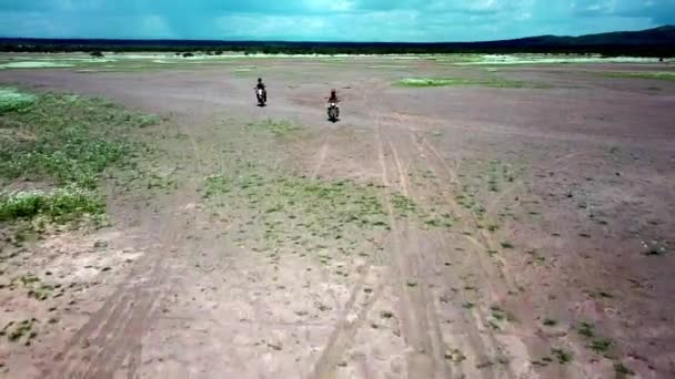 Два Приключенческих Всадника Мотоциклах Озеру Магади Кения Drone Forward Shot — стоковое видео