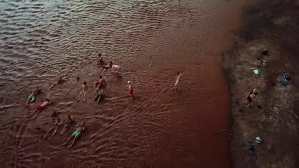 Personas Nadando Lago Natron Sal Lago Alcalino Tanzania Tiro Aéreo — Vídeos de Stock