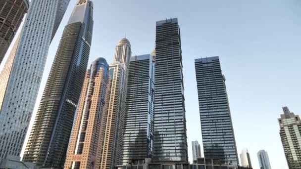 Dubai Marina Uae Αποκαλύπτοντας Θέα Από Πίσω Μέρος Του Ιστιοπλοΐα — Αρχείο Βίντεο