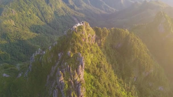 Über Schroffen Berggipfeln Kreist Ein Strahlender Sonnenaufgang Der Den Nebligen — Stockvideo