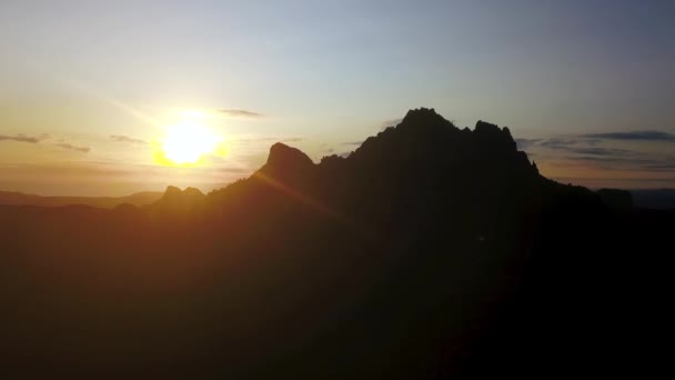 Pomalý Let Vrchol Pinnacles Coromandel Mountains Siluetě Při Východu Slunce — Stock video