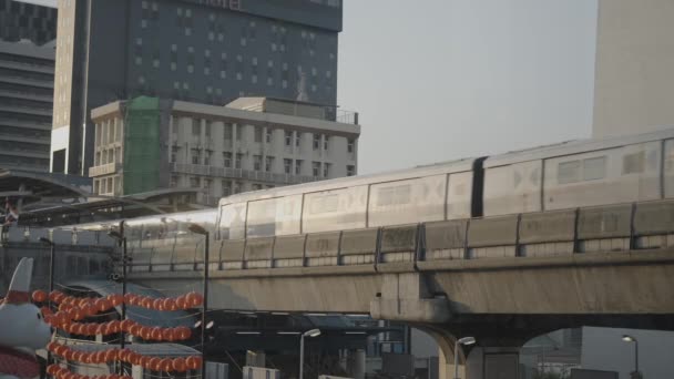 Tren Moviéndose Largo Los Rieles Sobre Puente Sobre Ciudad Metro — Vídeos de Stock