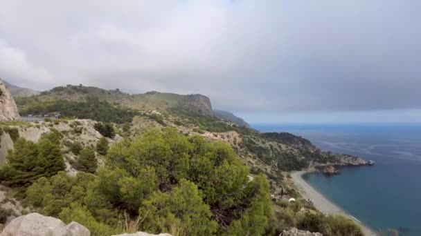 Pilvinen Taivas Playa Del Pinon Rannan Yllä Andalusiassa Katse Alas — kuvapankkivideo