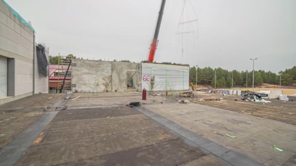 Timelapse Grúa Levantando Colocando Los Contenedores Blancos Forma Habitaciones Durante — Vídeos de Stock