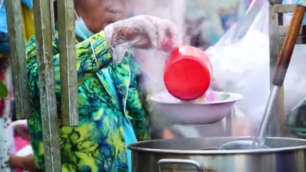 Sudeste Asiático Vietnamita Rua Vendedor Alimentos Preparando Macarrão Sopa Pho — Vídeo de Stock