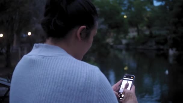 Hezké Asijské Žena Fotí Parku Svým Telefonem — Stock video