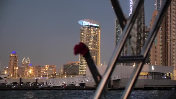 Super Rich Dubai Harbor Properties Yachts Lights Θέα Από Σκάφος — Αρχείο Βίντεο