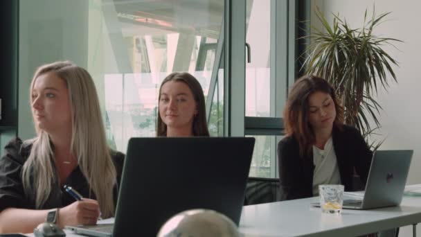 Trois Jeunes Femmes Sont Concentrées Sur Formation Dans Salle Conférence — Video