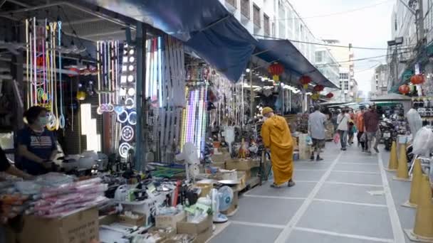 Буддійський Чернець Тайські Місцеві Жителі Дивляться Дисплей Мершандіш Вздовж Вулиці — стокове відео