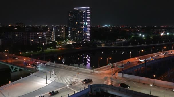 ペンシルベニア州フィラデルフィアの小さな都市の高架道路交差点を夜の高い角度からの交通 — ストック動画