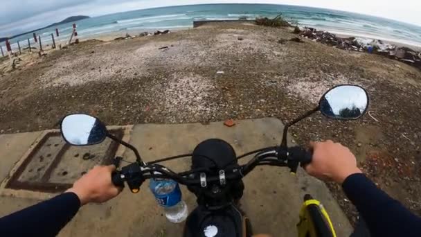 Moto Route Vélo Voyage Arrivant Destination Dans Belle Plage Tropicale — Video