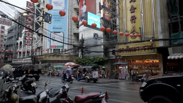 バンコクのチャイナタウン交通雨の日の通りと建物の中タイのサムファンタワンで 傾斜アップ Pov — ストック動画