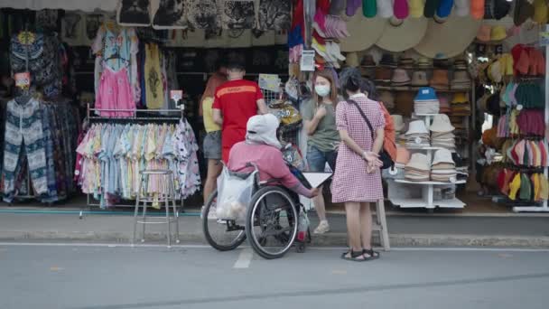 Pasar Chatuchak Yang Ramai Bangkok Thailand Seorang Wanita Cacat Kursi — Stok Video
