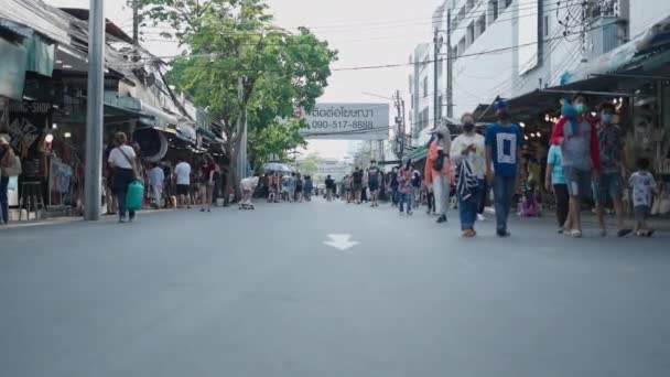 Mientras Que Muchas Tiendas Están Abiertas Cada Lado Calle Bangkok — Vídeo de stock