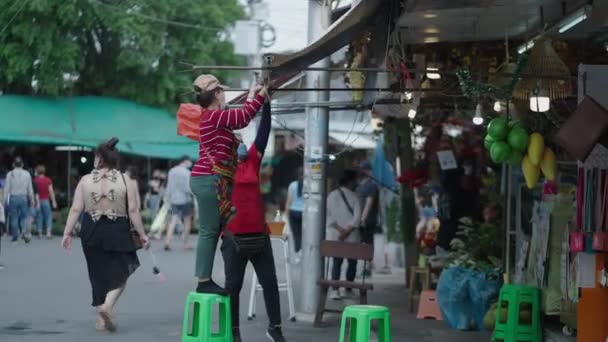 Een Bedrijf Zetten Chatuchak Market Bangkok Thailand Twee Mensen Rekken — Stockvideo