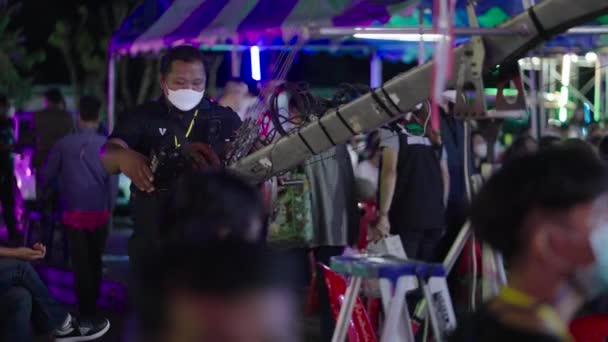 Оператор Маске Помощью Камеры Jib Снимать Боксерское Событие Ночью Таиланде — стоковое видео