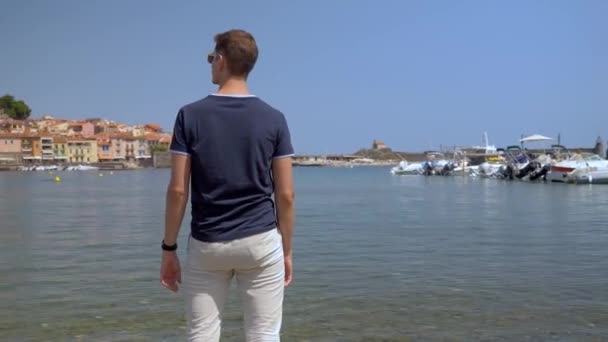 Man Geniet Van Het Uitzicht Collioure Zuid Frankrijk — Stockvideo