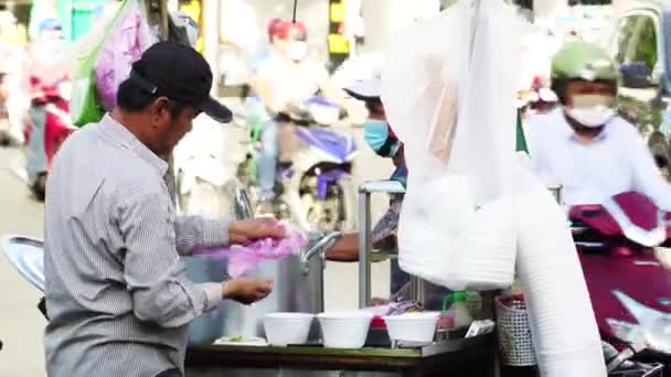 Penjual Kaki Lima Menjual Makanan Jalanan Asia Tenggara Vietnam Lalu — Stok Video