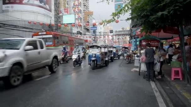 Tráfego Tuk Tuk Estacionados Rua Chinatown Bangkok Tailândia Pov — Vídeo de Stock
