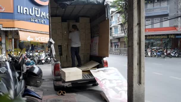 在泰国曼谷的唐人街 送货商在送货卡车上卸下一箱箱货物 — 图库视频影像