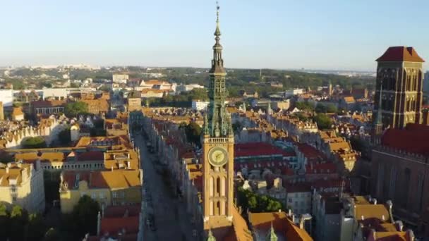 Luchthyperlapse Boven Het Stadhuis Klokkentoren Gdansk Bij Zonsopgang Polen — Stockvideo
