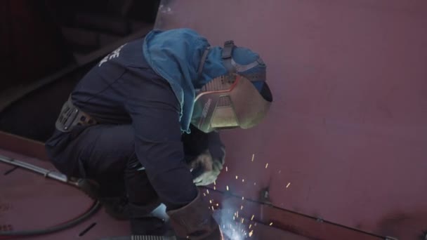 戴面具的人在使用焊机的造船厂工作 照相机慢慢地从人脸移动到焊机上 — 图库视频影像