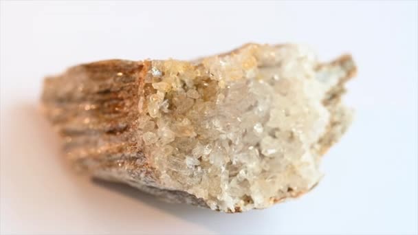 Kolekcjonerski Kamień Szlachetny Szwajcarskich Alp Przezroczyste Musujące Kryształy Białe Tło — Wideo stockowe