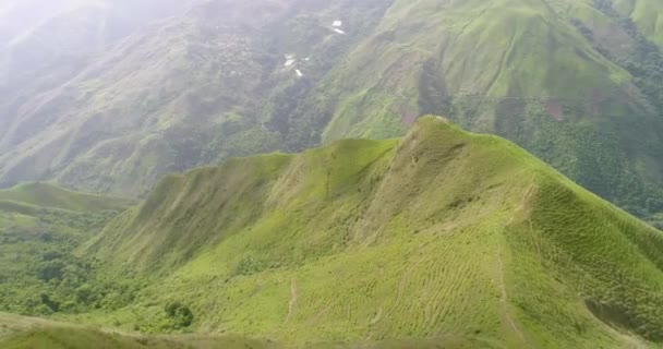 Peisaj Montan Aerian Copaci Persoane Picioare Vârful Ultimului Deal — Videoclip de stoc