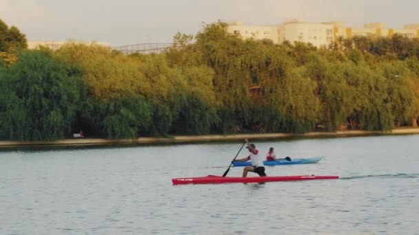 静的なショットは 湖の上に男を示し カヤックでパドリング ヘリオス44M 6レンズで撮影 — ストック動画