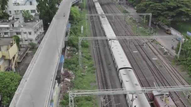 Otoyol Köprüsünün Altından Binalarla Çevrili Araçlarla Geçen Iki Trenin Insansız — Stok video