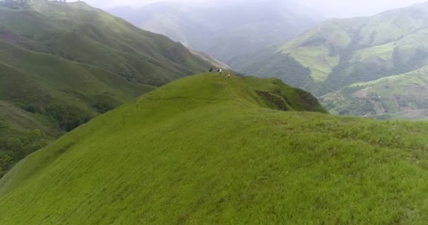 Drone Baixa Rise Montanhas Verdes Aproach Grupo Pessoas Topo Desfrutar — Vídeo de Stock