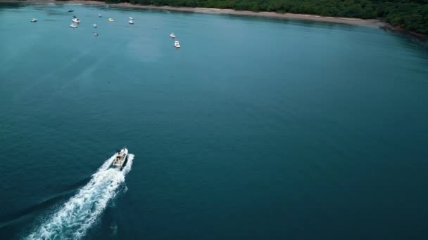 Aerial Drone Shot Sailboat Sailing Blue Golf Shore More Boats — Stock Video