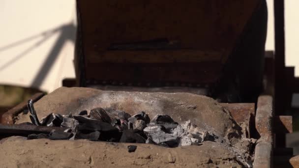 Horno Carbón Forja Tradicional Siendo Bombeado Con Aire Por Herrero — Vídeos de Stock