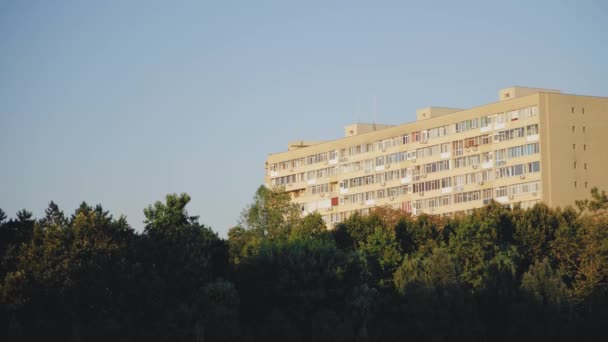 Vista Panorámica Derecha Cámara Baja Que Muestra Edificio Plano Comunista — Vídeo de stock