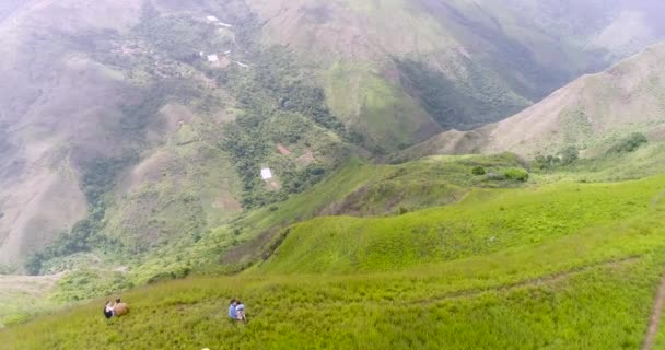 Drone Shot Slipping Góry Green Mountain Gdzie Ludzie Się Zrelaksować — Wideo stockowe